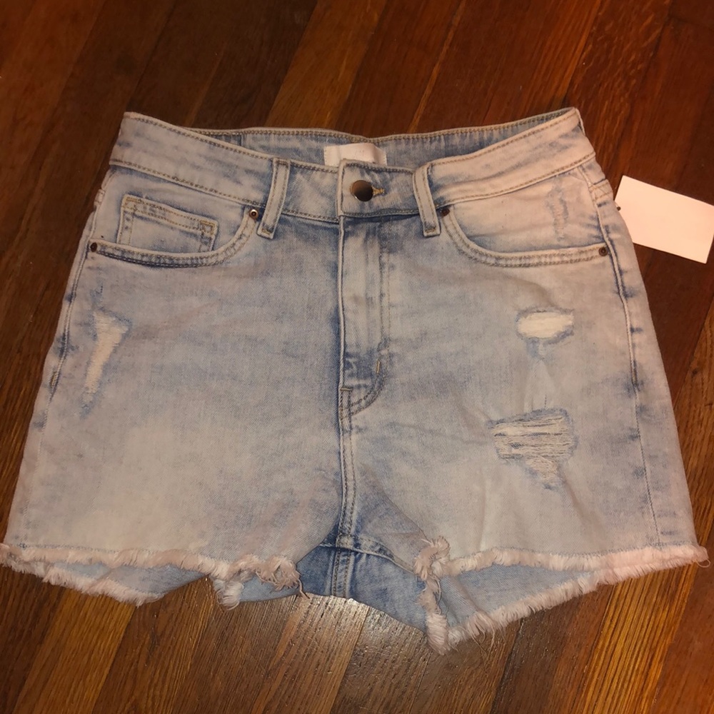 Cute H&M light wash shorts